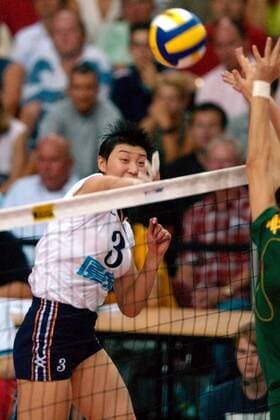 Hao Yang (China) - Schmetterball Volleyball WM Damen Weltmeisterschaft 2002, Nationalmannschaft, Nationalteam, Nationaltrikot, Länderspiel, Vorrunde Einzelbild Arena Leipzig Leipzig Dynamik,