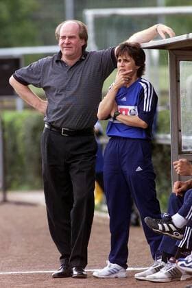 Manager Siegfried Dietrich (li.) und Trainerin Monika Staab (beide FFC Frankfurt) nachdenklich Fußball 1. BL Damen Saison 2002 2003, Frauen, Frauenfußball, Vdig, Gruppe Stadion am Brentanobad Frankfurt M. Nachdenklichkeit