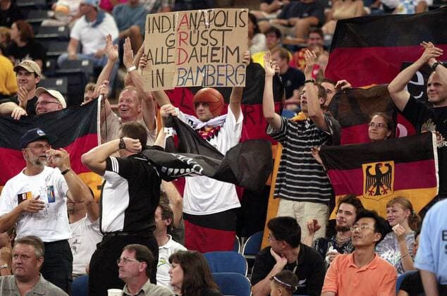 Deutsche Fans aus Bamberg grüßen ihre Heimat Basketball WM Herren Weltmeisterschaft 2002, Länderspiel, Gruppenspiel, Gruppe F, Nationalmannschaft, Nationalteam, Totale RCA-Dome Indianapolis Begeisterung, Freude
