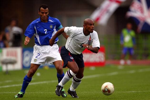 Trevor Sinclair (vorn, England) gegen Cafu (Brasilien) Fußball WM Herren Weltmeisterschaft 2002, Länderspiel, Viertelfinale, Nationalmannschaft, Nationalteam, Nationaltrikot Gruppe Shizuoka Dynamik,