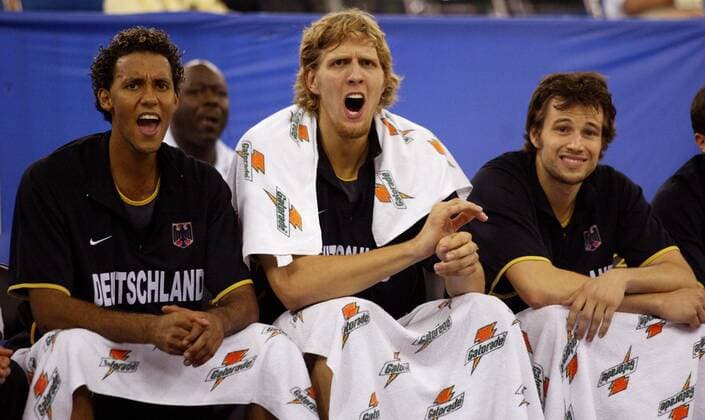 Auswechselbank Deutschland v. li.: Stefano Garris, Dirk Nowitzki und Jörg Lütcke Basketball WM Herren Weltmeisterschaft 2002, Länderspiel, Gruppenspiel, Gruppe F, Nationalmannschaft, Nationalteam Gruppe Conseco Fieldhouse Indianapolis