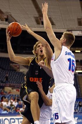 Dirk Nowitzki (Deutschland, li.) gegen Savrasenko (Rußland) Basketball WM Herren Weltmeisterschaft 2002, Länderspiel, Gruppenspiel, Gruppe F, Nationalmannschaft, Nationalteam Gruppe Conseco Fieldhouse Indianapolis Dynamik,