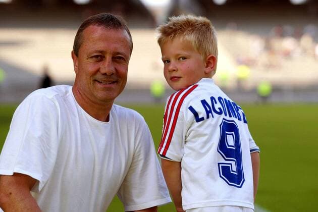 Ex-Fußballprofi Bernard Lacombe (Lyon) mit seinem Sohn Fußball Herren Ligue Une, 1. Französische Liga, Saisonvorbereitung 2002 2003, Test, Testspiel, Olympique Lyonnais Gruppe Lyon  