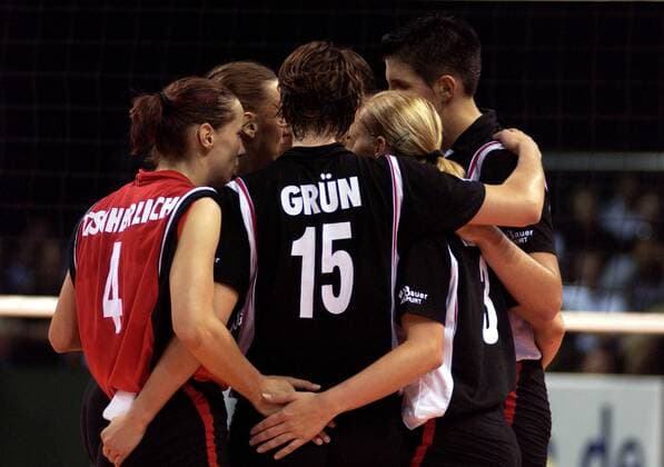 Mannschaftskreis Deutschland, v. li.: Kerstin Tzscherlich, Angelina Grün Volleyball WM Damen Weltmeisterschaft 2002, Nationalmannschaft, Nationalteam, Nationaltrikot, Gruppenspiel, Gruppe A Gruppe Münster Kameradschaft,