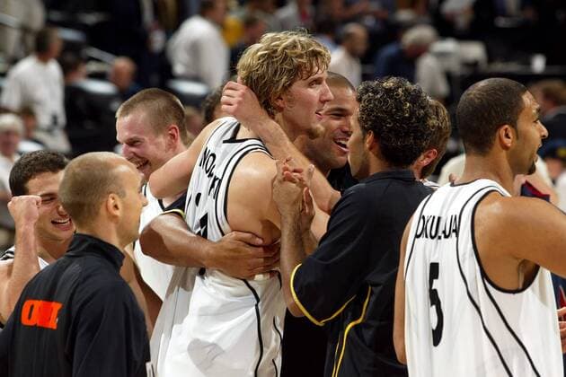 Dirk Nowitzki (Deutschland) feiert mit seinem Team den Einzug ins Halbfinale Basketball WM Herren Weltmeisterschaft 2002, Länderspiel, Viertelfinale, Nationalmannschaft, Nationalteam, Nationaltrikot Gruppe Conseco Fieldhouse Indianapolis Harmonie Freude, Begeisterung