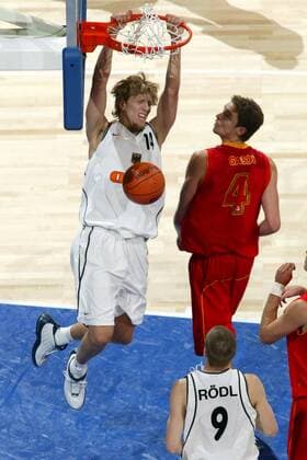 Dirk Nowitzki (Deutschland) - Dunking; daneben Gasol (Spanien) Basketball WM Herren Weltmeisterschaft 2002, Länderspiel, Viertelfinale, Nationalmannschaft, Nationalteam, Nationaltrikot Gruppe Conseco Fieldhouse Indianapolis Dynamik, Überlegenheit,