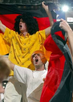 Deutsche Fans mit Fahnen und origineller Kopfbedeckung Basketball WM Herren Weltmeisterschaft 2002, Länderspiel, Viertelfinale, Nationalmannschaft, Nationalteam, Nationaltrikot Gruppe Conseco Fieldhouse Indianapolis Freude, Begeisterung