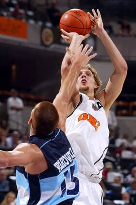 Dirk Nowitzki (Deutschland, re.) gegen Wolkowyski (Argentinien) Basketball WM Herren Weltmeisterschaft 2002, Länderspiel, Halbfinale, Nationalmannschaft, Nationalteam, Nationaltrikot Gruppe Conseco Fieldhouse Indianapolis Dynamik,