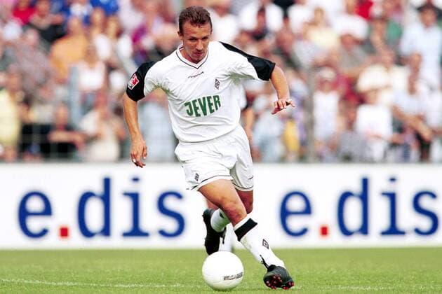 Markus Hausweiler (Gladbach) am Ball Fußball 1. BL Herren DFB-Pokal 2002 2003, Pokalspiel, Babelsberg - Borussia Mönchengladbach 0:1, Vneg Einzelbild Karl-Liebknecht-Stadion Potsdam Babelsberg Dynamik,