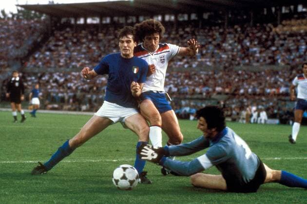 Marco Tardelli (li.) und Torwart Dino Zoff (re., beide Italien) gemeinsam gegen Kevin Keegan (England) Fußball EM Herren Europameisterschaft 1980, Nationalmannschaft, Nationalteam, Länderspiel, Gruppenspiel, Gruppe 2, Gruppe Stadio delle Alpi Turin Dynamik, Kampf,