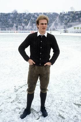 Karl-Heinz Rummenigge (Bayern) in Lederhose auf dem schneebedeckten Rasen des Volksparkstadions Fußball 1. BL Herren Saison 1979 1980, Hamburg - FC Bayern München 3:1 Einzelbild Volksparkstadion Hamburg