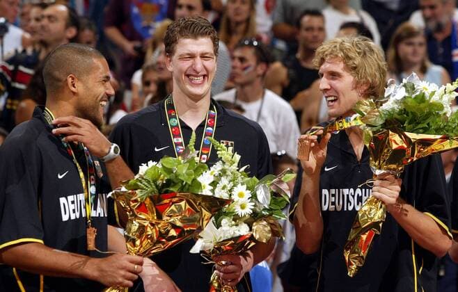 Patrick Femerling (Mitte) freut sich diebisch mit Stephen Arigbabu (li.) und Dirk Nowitzki (alle Deutschland) über den Gewinn der Bronzemedaille Basketball WM Herren Weltmeisterschaft 2002, Länderspiel, Nationalmannschaft, Nationalteam, Nationaltrikot, Vdig Gruppe Conseco Fieldhouse Indianapolis Freude,