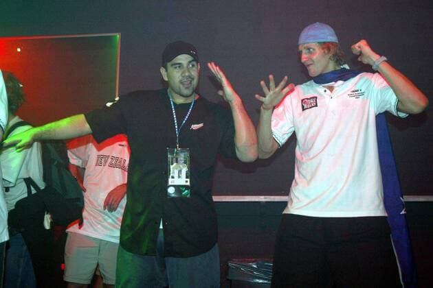 Pero Cameron (li., Neuseeland) zeigt Dirk Nowitzki (Deutschland) im Lotus-Club den Maori-Tanz Basketball WM Herren Weltmeisterschaft 2002, Länderspiel, Nationalmannschaft, Nationalteam, Vdig Gruppe Indianapolis