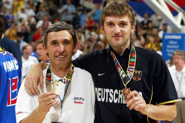 EuroBasket 2022, DBB, Historie, Bundestrainer Nationaltrainer Svetislav Pesic (li., Jugoslawien) mit der Goldmedaille und Sohn Marko (Deutschland) mit der Bronzemedaille sorgen für einen Medaillensegen im Hause Pesic bei der Weltmeisterschaft Basketball WM Herren Weltmeisterschaft 2002, Länderspiel, Nationalmannschaft, Nationalteam, Nationaltrikot, Vdig Gruppe Conseco Fieldhouse Indianapolis Harmonie,