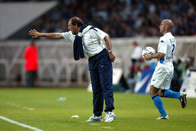 Co-Trainer Jean-Louis Gasset (PSG, li.) gibt Anweisungen am Spielfeldrand, daneben Johan Radet (Auxerre) Fußball Herren Ligue Une 1 2002 2003, 1. Französische Liga, Paris Saint-Germain - AJ Auxerre 1:0, St. Gruppe Parc des Princes, Prinzenpark Paris  