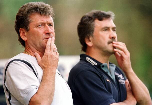 Co-Trainer Holger Erler (li.) und Trainer Schädlich (beide Aue) nachdenklich Fußball Herren Saison 2002 2003, Regionalliga Nord, Babelsberg - FC Erzgebirge Aue 0:3, 3. Liga Gruppe Karl-Liebknecht-Stadion Potsdam Babelsberg Nachdenklichkeit,