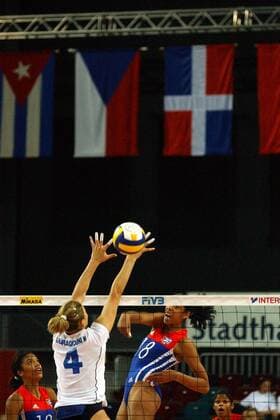 Den Schmetterball von Zoila Barros Fernandez (Kuba, re.) kann Niki Gkaragkouni (Griechenland) nicht blocken Volleyball WM Damen Weltmeisterschaft 2002, Nationalmannschaft, Nationalteam, Nationaltrikot, Gruppe E, Zwischenrunde Gruppe Bremen Dynamik,
