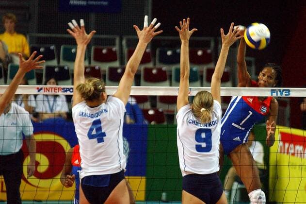 Niki Gkaragkouni (li.) und Eleftheria Chatzinikou (beide Griechenland) versuchen den Ball von Yumilka Ruiz Luaces zu Blocken Volleyball WM Damen Weltmeisterschaft 2002, Nationalmannschaft, Nationalteam, Nationaltrikot, Gruppe E, Zwischenrunde Gruppe Bremen Dynamik,