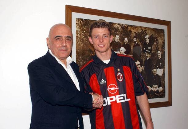 Vizepräsident Adriano Galliani (li.) begrüßt Jon-Dahl Tomasson (beide Milan) Fußball Herren Serie A 2002 2003, 1. Italienische Liga, AC Mailand, Neuzugang, Neuzugänge Gruppe Vorstellung, Präsentation Milanello