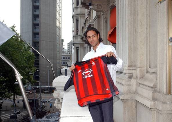 Alessandro Nesta (Milan) präsentiert seinen Anhängern auf einem Balkon sein neues Trikot Fußball Herren Serie A 2002 2003, 1. Italienische Liga, AC Mailand, Vorstellung, Präsentation, Pressetermin Einzelbild Milanello