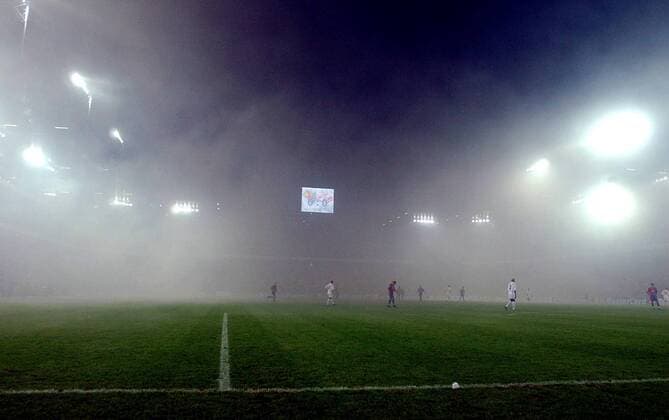Schlechte Sicht im St. Jakob Park beim ersten Auftritt des FC Basel in der Champions League Fußball EC 1 Herren Champions League 2002 2003, FC Basel, Nationalliga A, NLA, 1. Schweizer Liga, Vdig Totale St. Jakob Park Basel