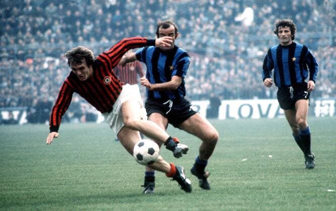Riccardo Sogliano (Milan, li.) wird von einem Inter-Spieler gefoult Fußball Herren Serie A 1972 1973, 1. Italienische Liga, AC Mailand - Internazionale Mailand 3:2 Gruppe Stadio Giuseppe Meazza, San Siro Mailand Kampf, Dynamik,