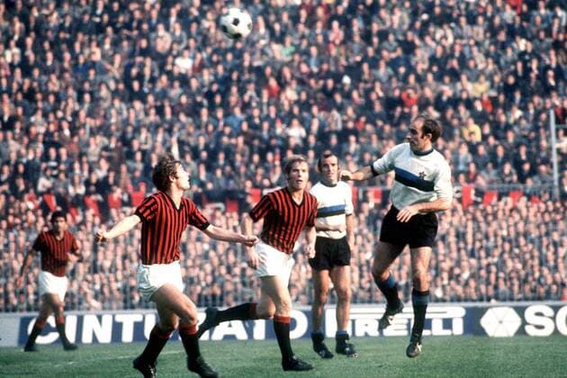Mario Corso (Inter, re.), Roberto Rosato (li.) und Romeo Benetti (Mitte, beide Milan) suchen den Ball Fußball Herren Serie A 1970 1971, 1. Italienische Liga, AC Mailand - Internazionale Mailand 3:0 Gruppe Stadio Giuseppe Meazza, San Siro Mailand Dynamik,