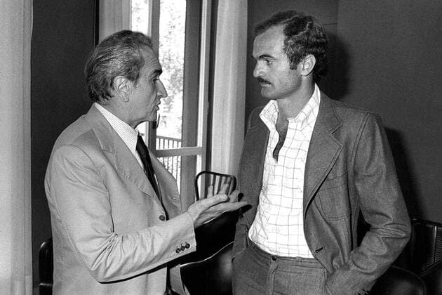 Vizepräsident Giuseppe Prisco (li.) im Gespräch mit dem Ex-Fußballprofi Sandro Mazzola (beide Inter) Fußball Herren Serie A 1977 1978, 1. Italienische Liga, Internazionale Mailand Gruppe Mailand