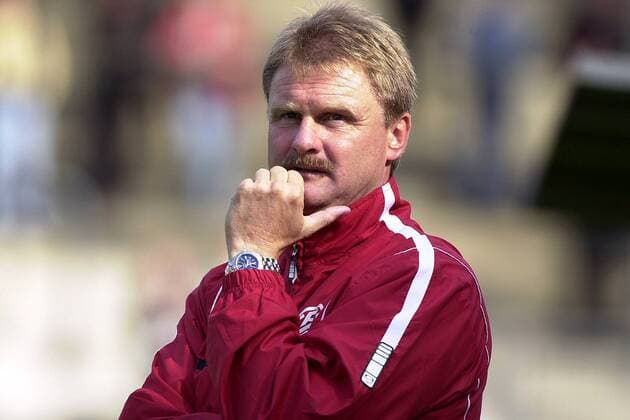 Trainer Harry Pleß (Essen) nachdenklich Fußball Herren Regionalliga Nord 2002 2003, 3. Liga, Rot-Weiß Essen, RW, RWE Einzelbild Essen Nachdenklichkeit,