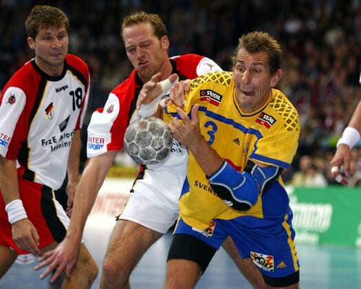 Magnus Wislander (re., Schweden) setzt sich gegen Christian Rose (Mitte) und Daniel Stephan (beide Deutschland) durch Handball Länderspiel Herren Länderspiel 2002, Nationalmannschaft, Nationalteam, Nationaltrikot, Deutschland - Schweden 31:31 Gruppe PreussagArena Hannover, Freundschaftsspiel Dynamik, Kampf,