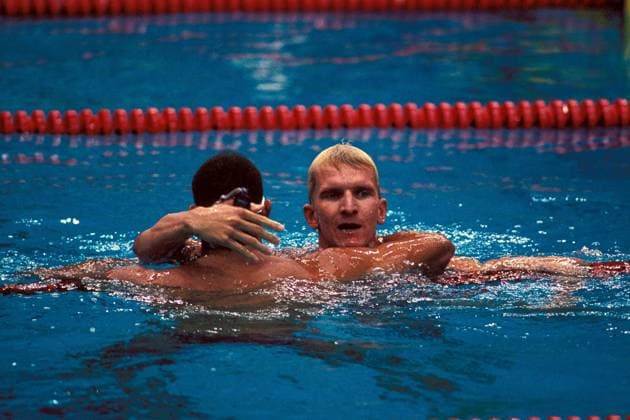 Der Zweitplatzierte Michael Groß (BR Deutschland, re.) umarmt Sieger Matt Biondi (USA) Schwimmen OS Sommer Herren Olympische Spiele 1988, Sommerspiele, Olympia, Olympiade, Schwimmsport Gruppe Seoul Kameradschaft