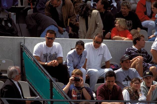 Mike de Palmer (li.) und Nick Bollettieri (re., beide USA) mit Barbara Becker (Deutschland) auf der Tribüne Tennis Herren French Open 1995, Grand Slam, ATP-Tour, Vdia Gruppe Roland Garros Paris
