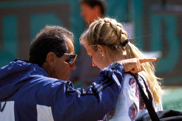 Nick Bollettieri (USA, li.) im Gespräch mit Mary Pierce (Frankreich) Tennis Damen French Open 1994, Grand Slam, WTA-Tour, Vdia Gruppe Roland Garros Paris