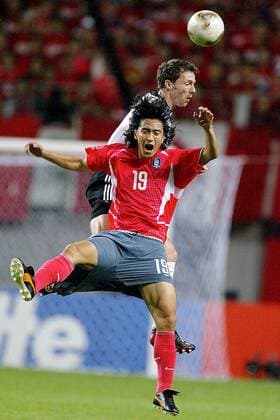 Thomas Linke (hinten, Deutschland) gegen Ahn Jung-Hwan (Südkorea) Fußball WM Herren Weltmeisterschaft 2002, Länderspiel, Halbfinale, Nationalmannschaft, Nationalteam, Nationaltrikot Gruppe Seoul Dynamik,