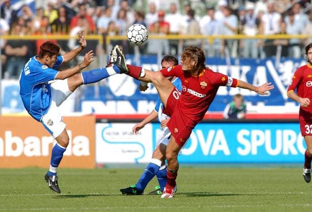 Matuzalem (li., Brescia) gegen Francesco Totti (Roma) Fußball Herren Serie A 2002 2003, 1. Italienische Liga, Brescia Calcio - AS Rom 2:3 Gruppe Brescia Dynamik, Kampf,