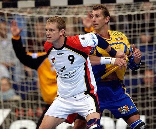 Klaus-Dieter Petersen (Deutschland, li.) gegen Magnus Wislander (Schweden) Handball Länderspiel Herren Länderspiel 2002, Nationalmannschaft, Nationalteam, Nationaltrikot, Freundschaftsspiel Gruppe PreussagArena Hannover Kampf,
