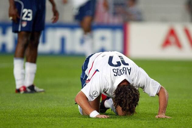 Jeff Agoos (USA) kniet am Boden Fußball Qualifikation Herren Weltmeisterschaft 2002, Länderspiel, Gruppenspiel, Gruppe D, Nationalmannschaft, Nationalteam, Einzelbild WorldCupStadium Suwon