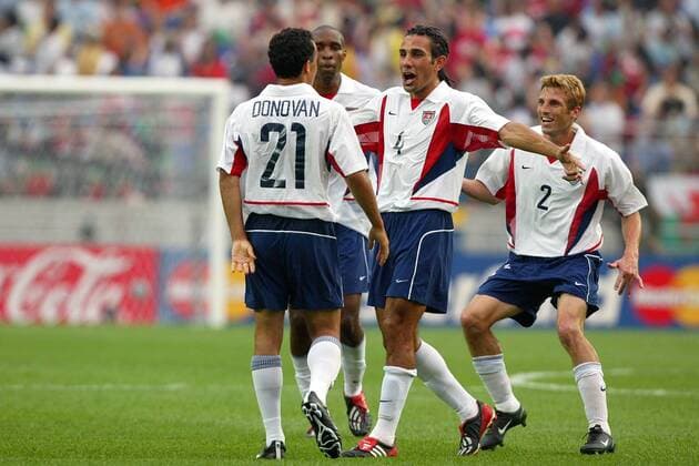 Pablo Mastroeni (Mitte) und Landon Donovan (li.) - Torjubel, re. Frankie Hejduk (alle USA) Fußball Qualifikation Herren Weltmeisterschaft 2002, Länderspiel, Gruppenspiel, Gruppe D, Nationalmannschaft, Nationalteam, Gruppe WorldCupStadium Suwon Begeisterung, Freude