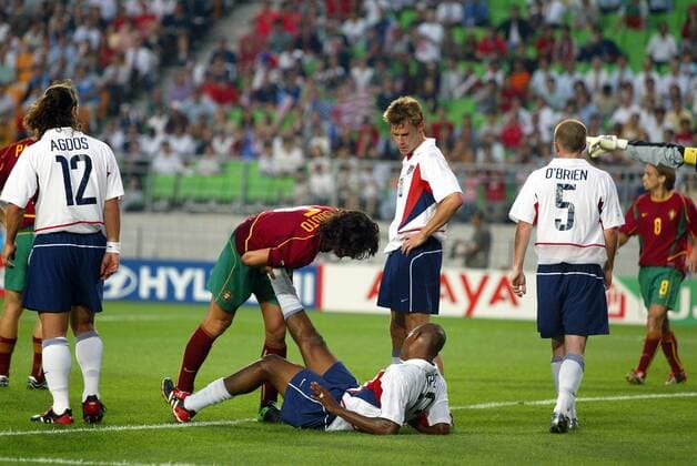 Fernando Couto (2.v.li., Portugal) hilft Eddie Pope bei einem Wadenkrampf, Brian Mc Bride (beide USA) schaut zu Fußball Qualifikation Herren Weltmeisterschaft 2002, Länderspiel, Gruppenspiel, Gruppe D, Nationalmannschaft, Nationalteam, Gruppe WorldCupStadium Suwon Kameradschaft
