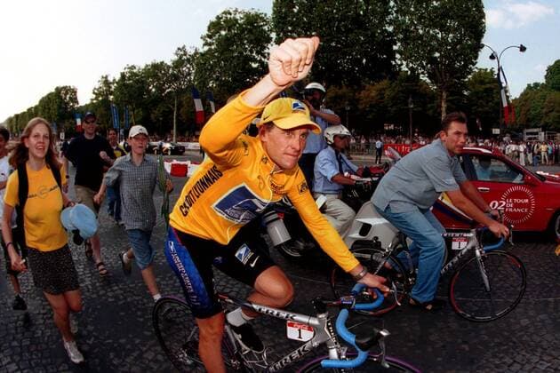 Lance Armstrong (USA US Postal) im gelben Trikot des Gesamtsiegers Radsport Herren Tour de France 2002, Radrennsport, Straßenradsport, Straßenradrennsport, Radrennen Gruppe Champs-Elysees, Elysee, 20. Etappe Paris Freude,  