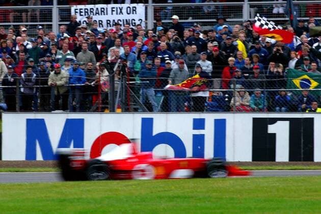 Michael Schumacher (Deutschland Ferrari) saust in seinem Boliden an seinen Fans vorbei Motorsport Grand Prix Herren Großer Preis von England 2002, Formel 1 Weltmeisterschaft, F1, F, GP, WM Einzelbild Silverstone Dynamik,