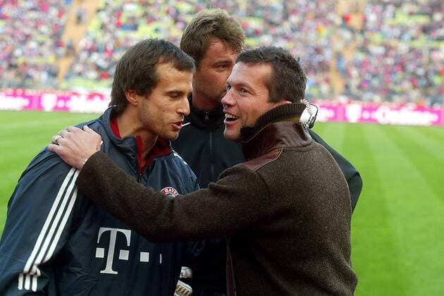 Mehmet Scholl (li., Bayern) im Gespräch mit seinem ehemaligen Mannschaftskollegen Lothar Matthäus (Deutschland) Fußball 1. BL Herren Saison 2002 2003, FC Bayern München, Vdig Gruppe München