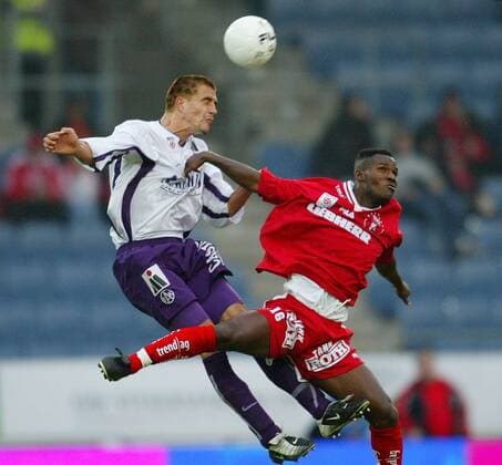 Paul Scharner (li., Austria Wien) gegen Skelly Adu Tutu (Graz) Fußball Herren tmobileBundesliga 2002 2003, Grazer AK - FK Austria Memphis Magna Wien 0:4, 1. Österreichische Liga Gruppe Graz Dynamik, Höhe,