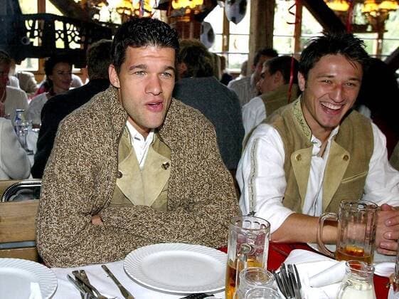 Michael Ballack (li.) und Niko Kovac (beide Bayern) auf dem Münchner Oktoberfest Fußball 1. BL Herren Saison 2002 2003, FC Bayern München, Wiesn, Wiesen, Bierzelt, Tracht, Trachten, traditionell Gruppe München