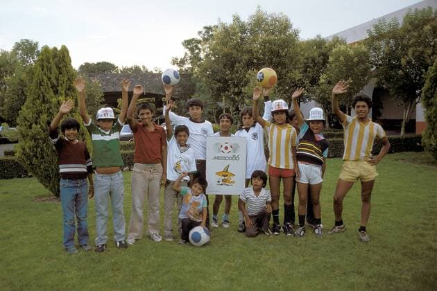Kinder des Waisenhauses Casa de Cuna Oasis del Nino, welches der DFB im Rahmen der Mexiko-Hilfe unterstützt, mit einem Plakat für die Weltmeisterschaft 1986 Fußball Herren Mexico-Hilfsprojekt 1986, Totale Queretaro