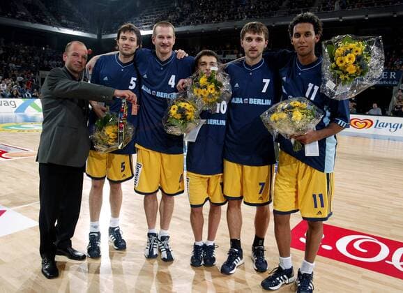 Die 5 WM-Bronzemedaillengewinner v. re.: Stefano Garris, Marko Pesic, Mithat Demirel, Henrik Rödl und Jörg Lütcke (alle ALBA) erhalten von Vize-Präsident Marco Baldi eine Auszeichnung Basketball 1. BL Herren BBL Saison 2002 2003, ALBA Berlin, Vdig, Gruppe Berlin Freude,