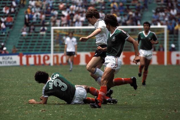 Ludwig Kögl (Mitte, Deutschland) setzt sich Fußball Länderspiel Herren Länderspiel 1985, Nationalmannschaft, Nationalteam, Nationaltrikot, Mexiko - BRD 2:0, Mexico Gruppe Mexico-City, Mexiko-Stadt Dynamik, Kampf,