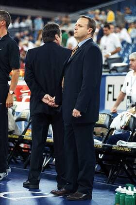DBB-Sportdirektor Wolfgang Brenscheidt (Deutschland, re.) Basketball WM Herren Weltmeisterschaft 2002, Länderspiel, Nationalmannschaft, Nationalteam Gruppe Indianapolis