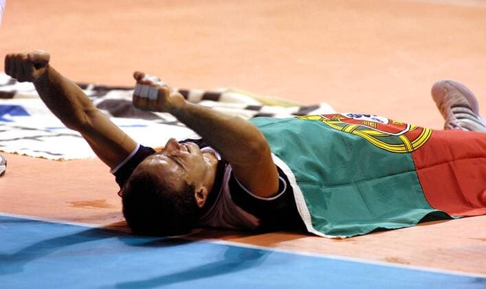 Jorge Alves (Portugal) - Schlußjubel Volleyball WM Herren Weltmeisterschaft 2002, Länderspiel, Gruppenspiel, Gruppe H, Nationalmannschaft, Nationalteam Einzelbild Orfeo Superdomo Cordoba Freude,  