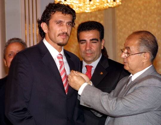 Rüstü Recber (li.) bekommt eine Ehrennadel vom türkischen Staatspräsidenten Ahmet Necdet Sezer (beide Türkei) angesteckt Fußball WM Herren Nationalmannschaft 2002, Nationalteam, Ehrung, Auszeichnung, Gruppe Ankara